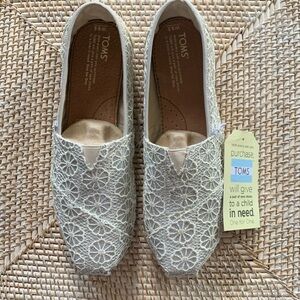 NWT TOMS Women’s Silver Crochet Glitter Lace Slip-Ons – Size 9.5 – Ivory Floral